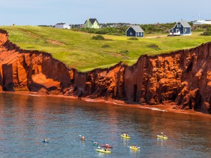 Les falaises de grès rouge gagnent le...