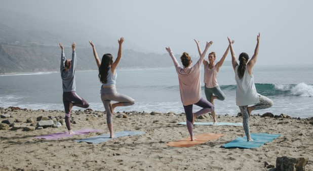 Cours de yoga en groupe