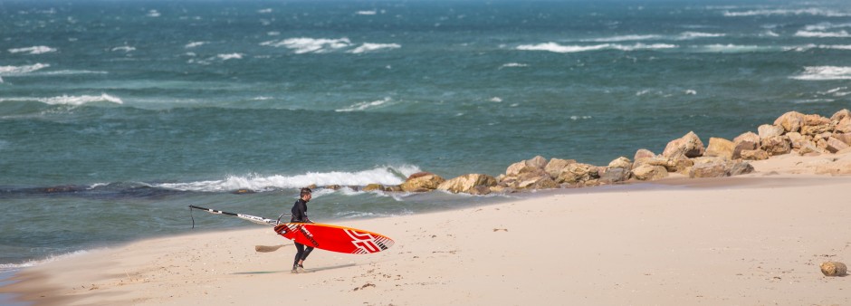 Planche à voile sur la plage aux Îles de la Madeleine