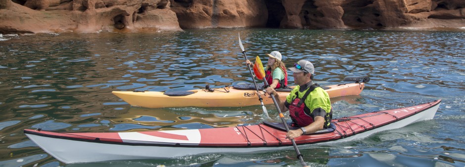 un couple fait du kayak près des falaises aux Îles de la Madeleine