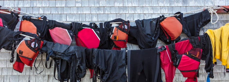 Des vestes de flotaison sont accrochées sur une corde à linge pour sécher