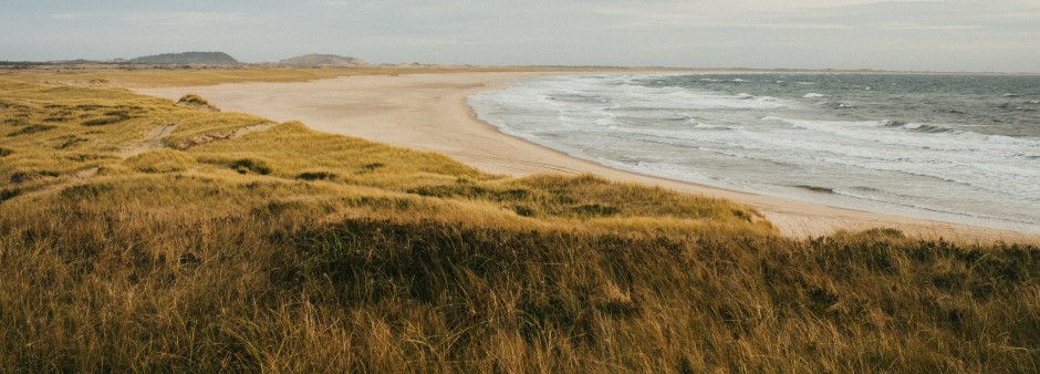 Photo de la plage de la Grande Échouerie, prise durant l'automne. Les teintes orangées et beiges rappellent la fin de la saison estivale, l'arrivée des grands vents.