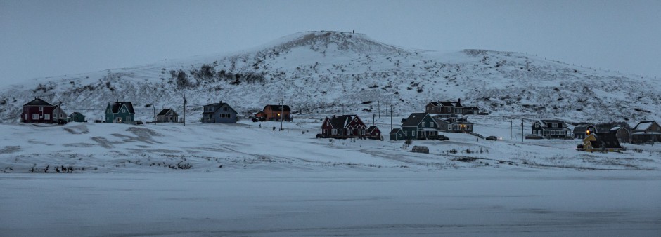 Maisons colorées des Îles de la Madeleine à la pénombre en hiver