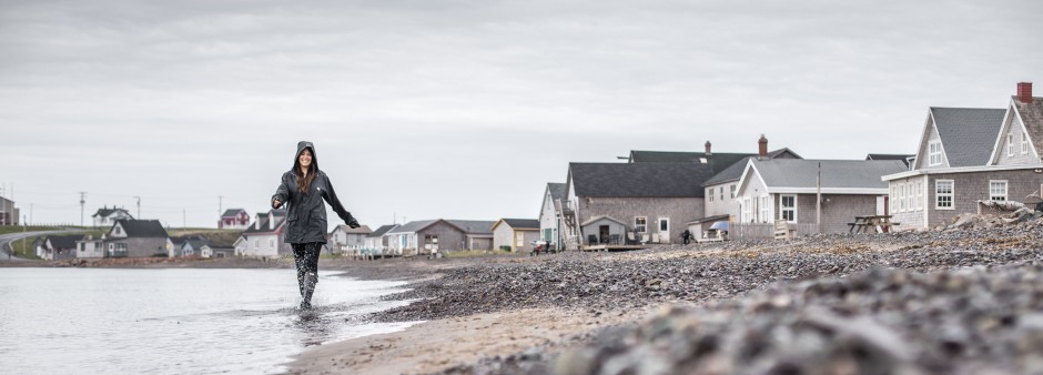 Personne marchant sur le rivage à la Grave, lors d'une journée brumeuse.