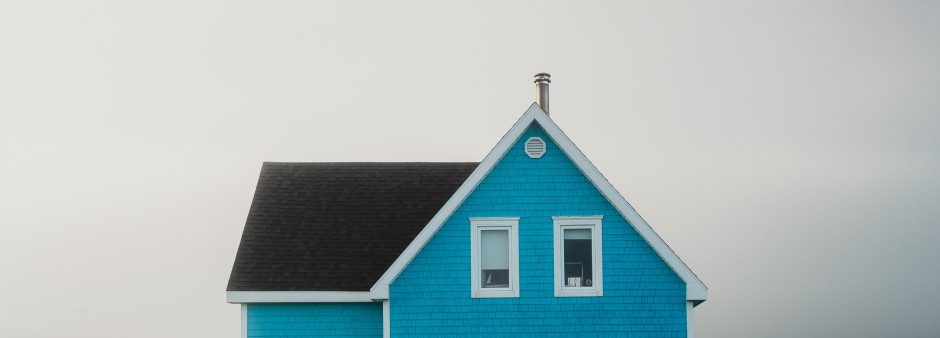 A traditionnal blue house with fog on the background